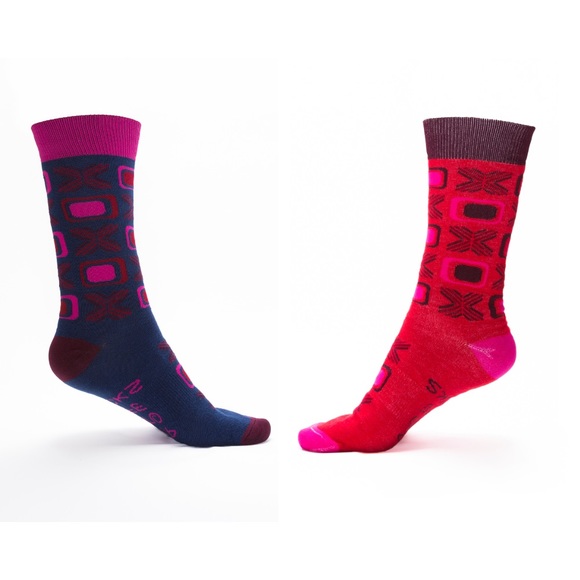 Valentines Day Socks HUGS & KISSES 2 Pairs Cotton - Picture 1 of 8